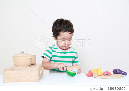 おままごとをする幼児 16980892