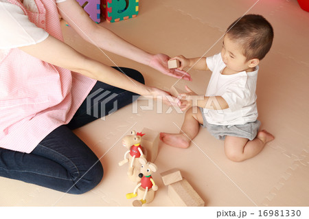 保母さんと0才児 保母さんと0才児 16981330