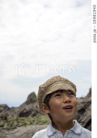 笑顔の子供と海岸背景 笑顔の子供と海岸背景 16981940