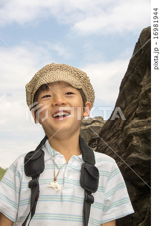 海岸で撮影する子供。小さなカメラマン（三浦半島、長浜海岸） 16981944