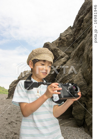海岸で撮影する子供。小さなカメラマン（三浦半島、長浜海岸） 16981946