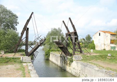 ゴッホが描いた跳ね橋 16983164