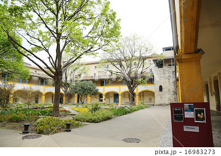 ゴッホの入院していた病院と中庭 16983273