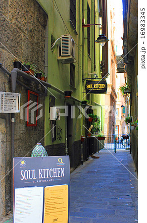 世界遺産ジェノヴァの街並み　イタリア　 16983345