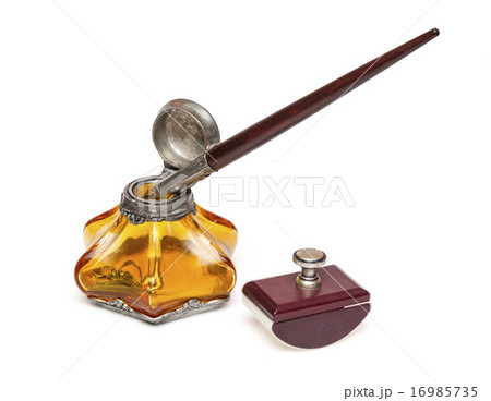 Vintage fountain pen and inkwel 16985735