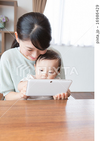 mother and child , eleven months old 16986429