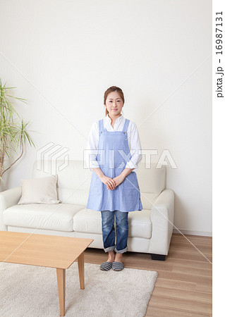エプロンをした女性 16987131