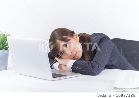 デスクでうなだれる若いビジネスウーマン 16987239
