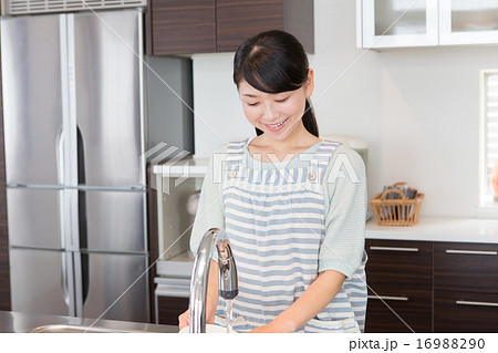 mother and child 16988290