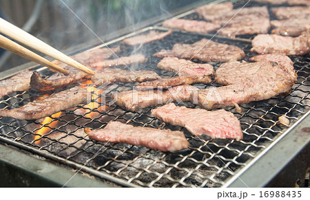 バーベキューで焼肉 バーベキューで焼肉 16988435
