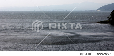 風が強い日の海面 16992057