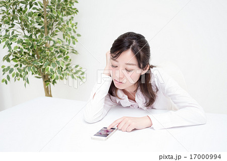 電話やメールを待つ若い女性　OL 17000994