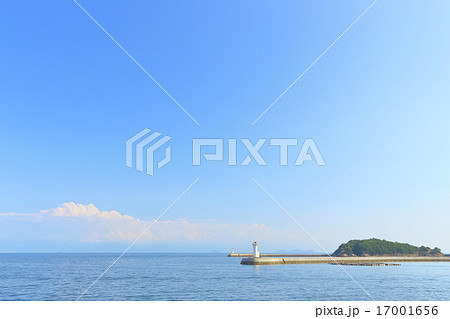 海と青空と防波堤 17001656