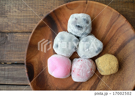 アカシアプレートに乗せた色んな種類の美味しい大福 アカシアプレートに乗せた色んな種類の美味しい大福 17002502