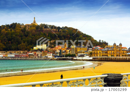 La Concha bay in cloudy day at Donistia 17003299