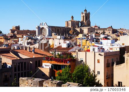 Spring view of old Tarragona and gothic Cathedral 17003346