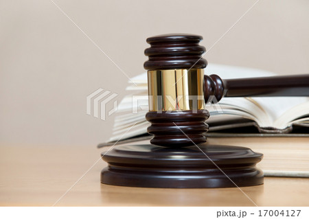 wooden gavel and books 17004127