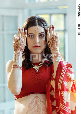 Indian picture on woman hands, mehendi tradition decoration 17005885