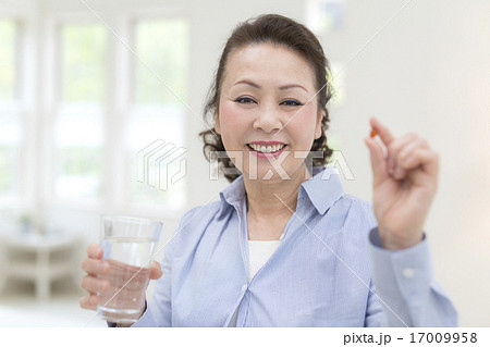 笑顔の中高年女性 笑顔の中高年女性 17009958