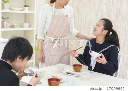 食卓につく中学生男女 17009962