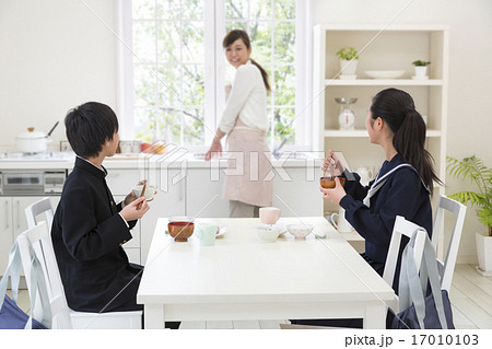 食卓につく中学生男女 17010103