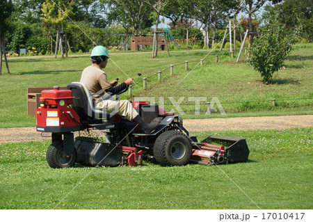 神奈川県平塚市の花菜ガーデンの芝生を芝刈機で 17010417