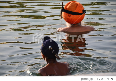 インド アムリトサル 黄金寺院 沐浴するシーク教の親子 インド アムリトサル 黄金寺院 沐浴するシーク教の親子 17011419