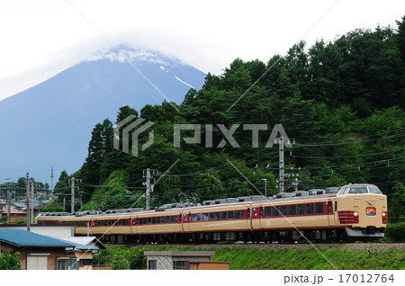富士山をバックに富士急行三つ峠寿間を走る189系ホリデー快速富士山号 17012764