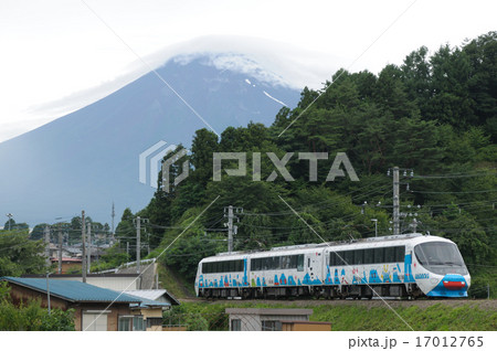 富士山をバックに富士急行三つ峠寿間を走るフジサン特急の電車 17012765