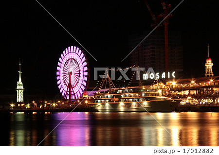 神戸 港 夜景 ハーバーランド 観覧車の写真素材