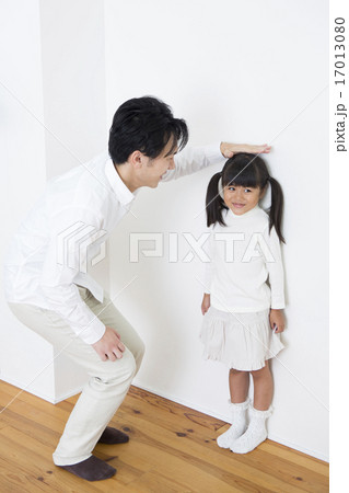 身長を測る親子 17013080