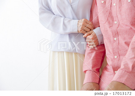 杖をつく老夫婦 杖をつく老夫婦 17013172