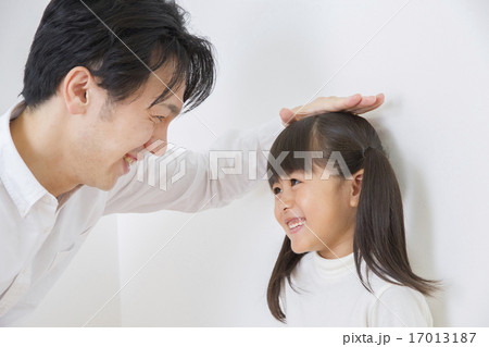 身長を測る親子 17013187