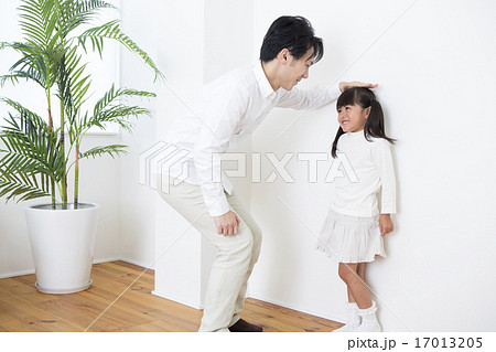 身長を測る親子 身長を測る親子 17013205