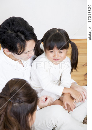 団欒する家族 17013320