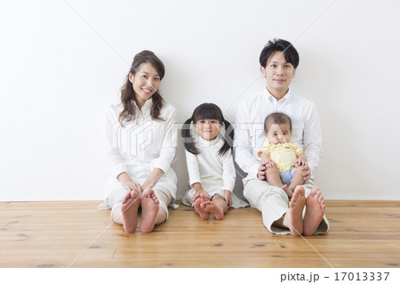 団欒する家族 17013337