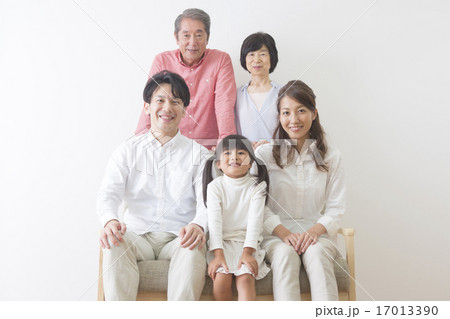 団欒する家族 団欒する家族 17013390
