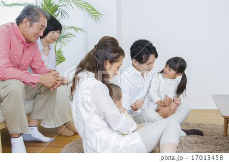 団欒する家族 団欒する家族 17013458