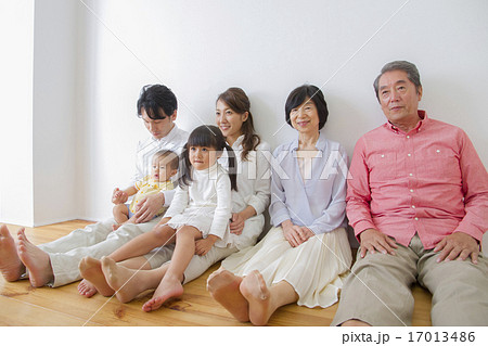 団欒する家族 17013486