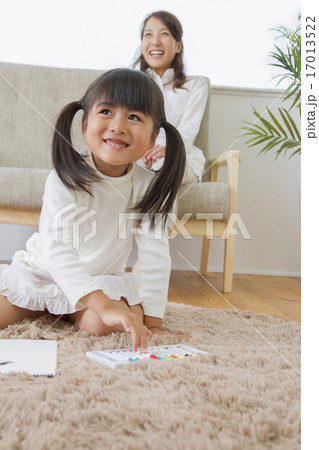 お絵描きをする娘 お絵描きをする娘 17013522