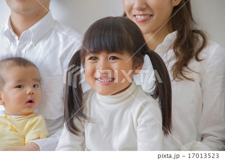 団欒する家族 団欒する家族 17013523