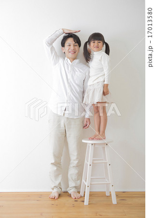 娘と遊ぶ父親 17013580