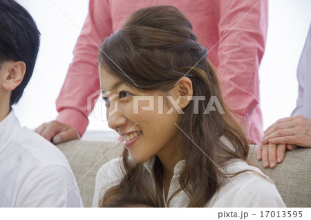 団欒する家族 17013595