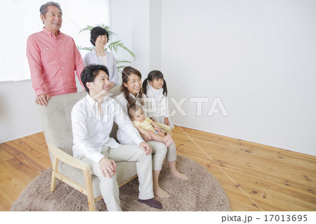 団欒する家族 17013695