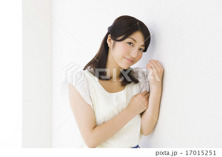 若い女性 若い女性 17015251