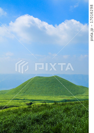 阿蘇パノラマラインからの米塚 阿蘇パノラマラインからの米塚 17016298