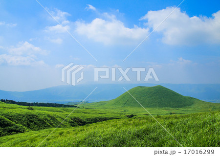 阿蘇パノラマラインからの米塚 阿蘇パノラマラインからの米塚 17016299