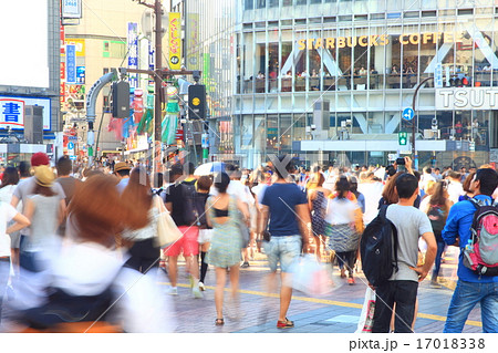 渋谷駅前スクランブル交差点の雑踏の画像の写真素材