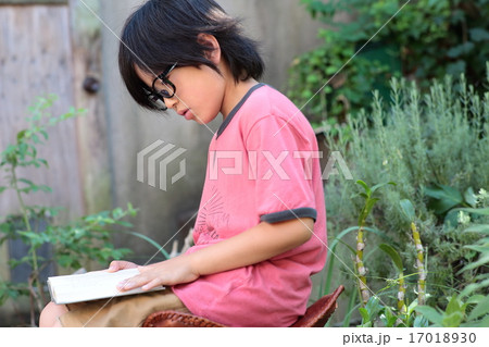 ピクニック　読書する男の子 17018930