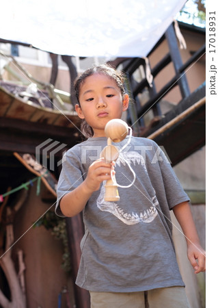 ピクニック　けん玉をする男の子 17018931